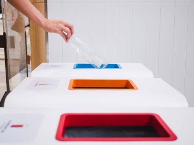 Çöpleri Geri Dönüşüm Atık Yönetimi İnsanlar Plastik Şişeyi Çöp Kutusuna Ayırıyor Reuse Çevre Dostu