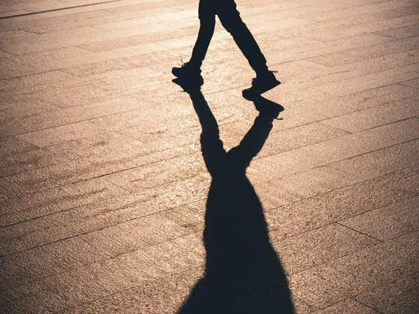 Menschen Die Auf Pathway Silhouette Schatten Sonnenlicht Schatten Konzeptioneller Hintergrund — Stockfoto