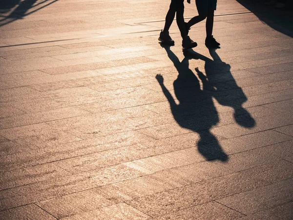 Gente Caminando Por Camino Silueta Sombra Sombra Luz Solar Fondo —  Fotos de Stock