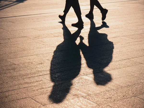 Emberek Séta Úton Silhouette Shadow Napfény Árnyék Fogalmi Háttér — Stock Fotó