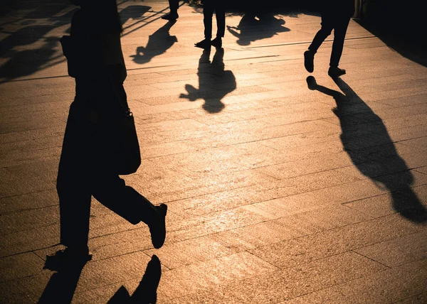 Άνθρωποι Περπατούν Στο Μονοπάτι Σιλουέτα Σκιά Σκιά Φως Του Ήλιου — Φωτογραφία Αρχείου