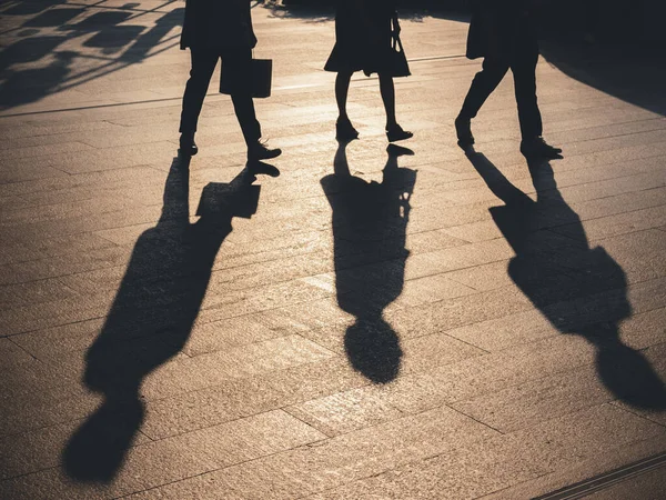 Yol üzerinde yürüyen insanlar Gölge Gölgesi Güneş Işığı Kavramsal arka plan 