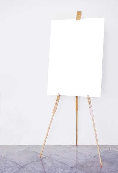 空白のポスターキャンバスの看板木製のイーゼルスタンド絵画美術機器 — ストック写真