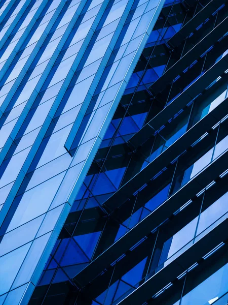 Modern Bina Yüzü Yansıması Mavi Ayna Mimarisi ayrıntıları 