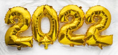 2022 yeni yıl rakamları beyaz folyolar üzerinde altın folyolar