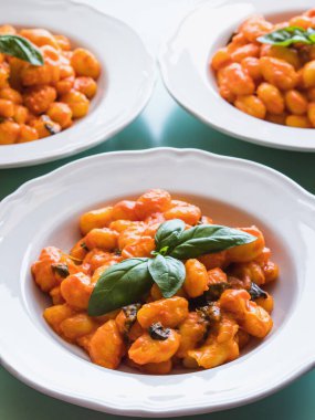 Domates soslu İtalyan gnocchi makarna ve mozzarella peyniri.