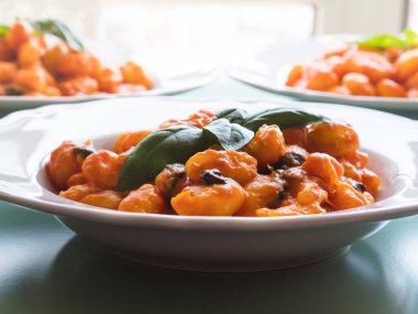 Domates soslu İtalyan gnocchi makarna ve mozzarella peyniri.