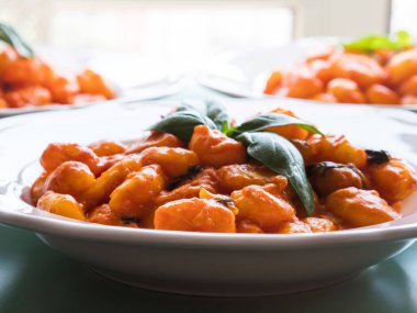 Domates soslu İtalyan gnocchi makarna ve mozzarella peyniri.