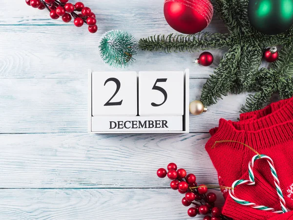 Fiesta de Navidad plana laico con calendario y diciembre, 25 fecha — Foto de Stock