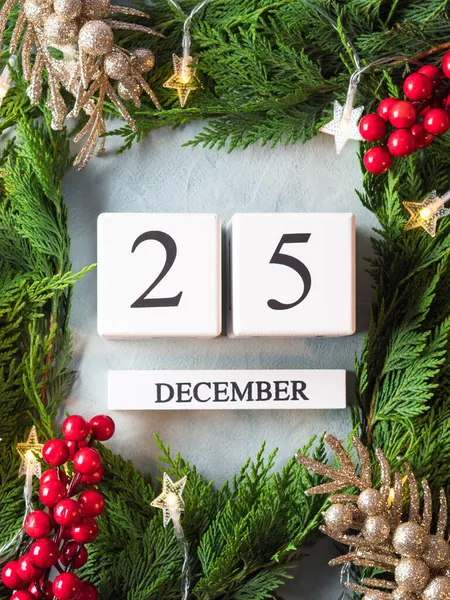 December 25 Julefest dato på kalender i rammen af grøn Royaltyfrie stock-fotos