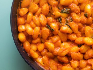 Domates soslu İtalyan gnocchi makarna ve mozzarella peyniri.