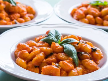 Domates soslu İtalyan gnocchi makarna ve mozzarella peyniri.