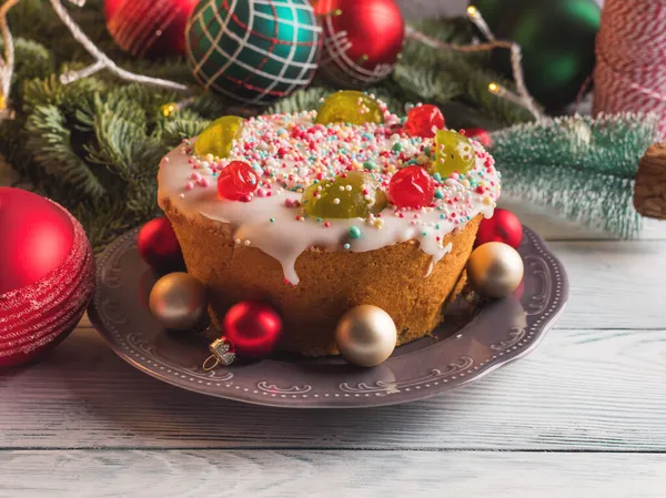 Sweet christmas cake with xmas decor and lights — Stock Photo, Image