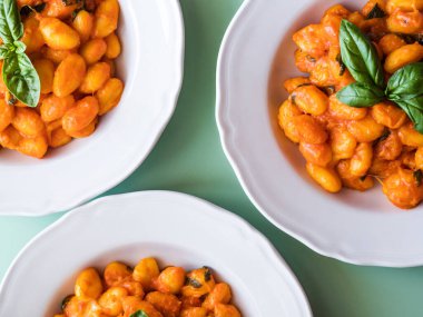 Domates soslu İtalyan gnocchi makarna ve mozzarella peyniri.