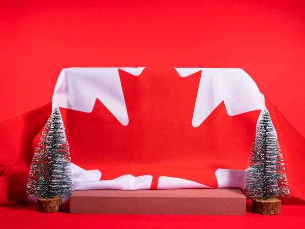 以红色背景为背景，挂满加拿大国旗的圣诞冬季讲台 — 图库照片