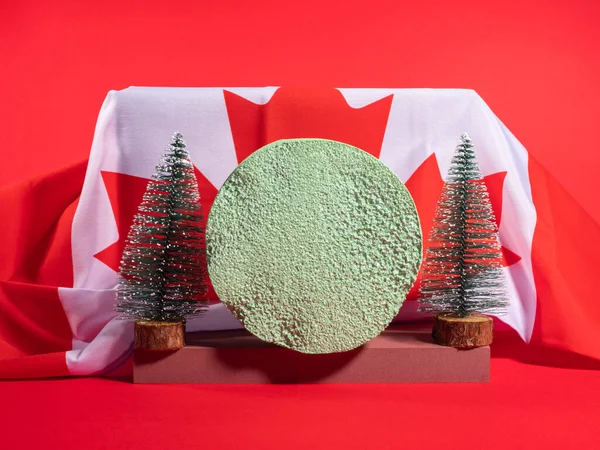以红色背景为背景，挂满加拿大国旗的圣诞冬季讲台 — 图库照片