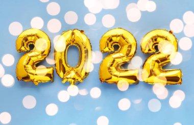 2022 yeni yıl balon numaraları parlak mavi arka planda