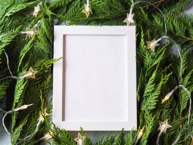 Yeşil köknar dalları yıldız şekilli Noel ışıkları ile çerçevelenir