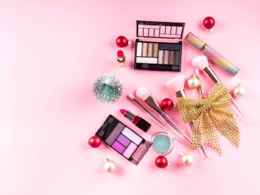 Makyaj fırçalarıyla Noel hediyesi, pembe ürünler.