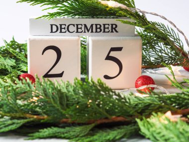 Takvimde 25 Aralık Yılbaşı takvimi yeşil dallar çerçevesinde