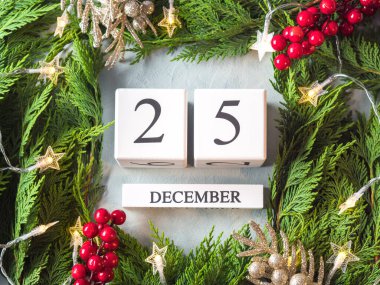 Takvimde 25 Aralık Yılbaşı takvimi yeşil dallar çerçevesinde