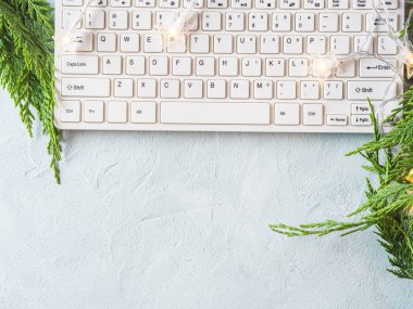 Gri arkaplanlı ve dallı klavyeli işyeri kış arkaplanı