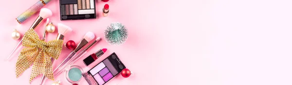 Prezent świąteczny z pędzlami do makijażu, produkty na różowo — Zdjęcie stockowe