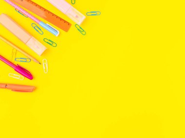 Okul konseptine geri dönelim. Sarı arkaplanda renkli yazma sayfası