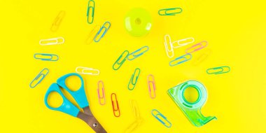 Okul konseptine geri dönelim. Renkli ofis malzemesi araçları ve klipleri