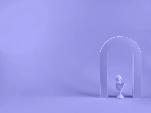 Geometryczny kształt biały łuk i kobieta antyczne popiersie na fioletowy — Zdjęcie stockowe