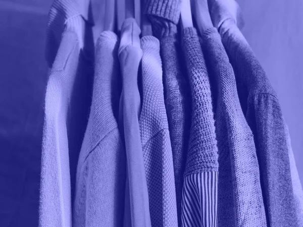 Suéteres de invierno de color púrpura muy peri — Foto de Stock