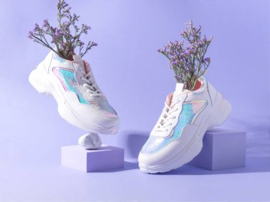 Mor arka planda çiçekli beyaz kadın spor ayakkabıları Geometrik küp podyumu, bahar yaz moda dengesi konsepti