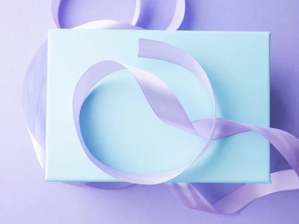 蓝色彩带礼品盒 背景为紫色 顶部观景 — 图库照片