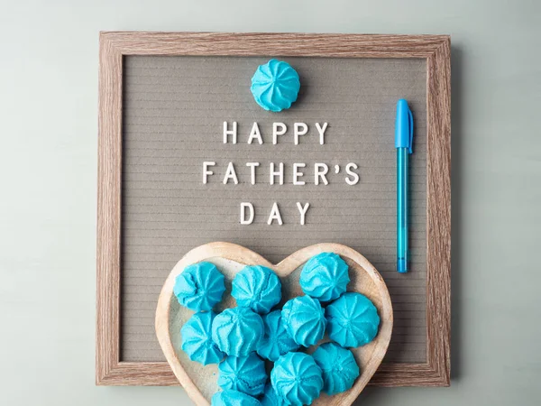 Glückwunschkarte Zum Vatertag Mit Text Auf Brieftafel Und Blauen Süßen — Stockfoto