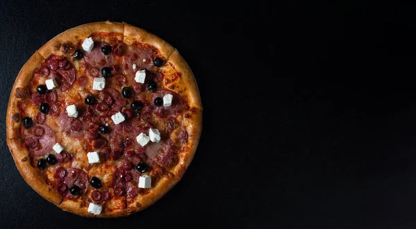 Würzige Wurst Pizza Mit Lebensmittelzutaten Käse Wurstscheiben Pfefferoni Oder Salami — Stockfoto