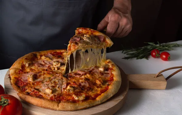 Gli Uomini Tengono Una Piee Pizza Fatta Casa Con Ingredienti — Foto Stock
