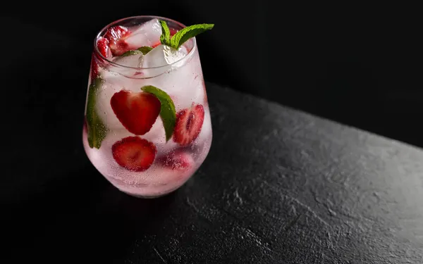 Summer Cocktail Strawberry Mint Refreshing Drinks Beverage Summer Cold Sweet — Stock Photo, Image