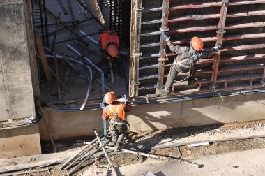 workers install reinforced concrete structures of houses made of reinforced concrete structures in Moscow