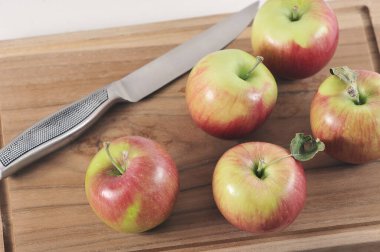 bir ahşap tahta üzerinde kırmızı olgun elma