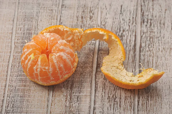 Tangerine Peeled Peel Wooden Background — Stockfoto