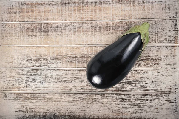 Black Eggplant Wooden Background Top View Copyspace — Zdjęcie stockowe