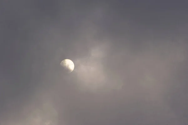 Ήλιος Διαπερνά Γκρίζα Σύννεφα Φθινοπωρινός Καιρός — Φωτογραφία Αρχείου