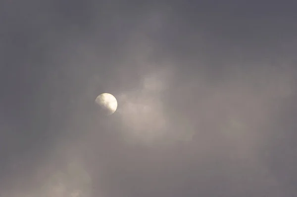 Sol Rompe Través Las Nubes Grises Clima Otoño — Foto de Stock