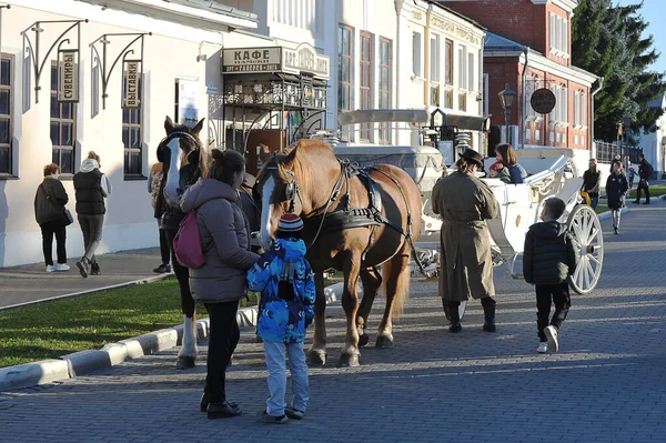 Kolomna Russia October 2021 Tourists Street Horse Drawn Carriage Kolomna — Zdjęcie stockowe