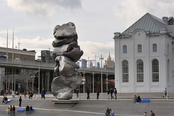 Moscow Russia Septemer 2021 Urs Fischer Sculpture Big Clay Bolotnaya — Stockfoto