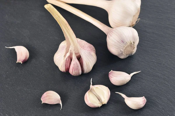 Young Garlic Whole Garlic Heads Cloves Black Stone Board — Stockfoto