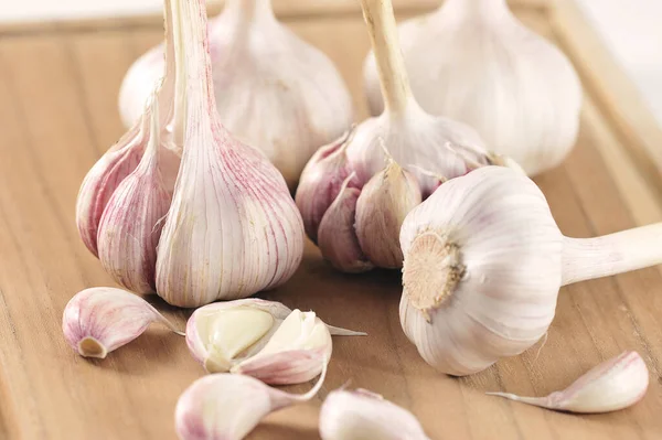 Young Garlic Whole Garlic Heads Slices Wooden Board —  Fotos de Stock
