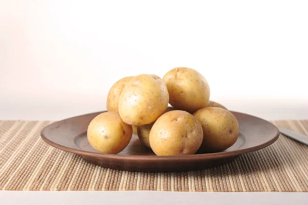 Young Potatoes Peel Clay Plate — Stockfoto