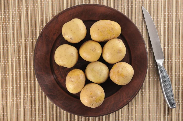 Young Potatoes Peel Clay Plate Top View Flat Lay — Fotografia de Stock