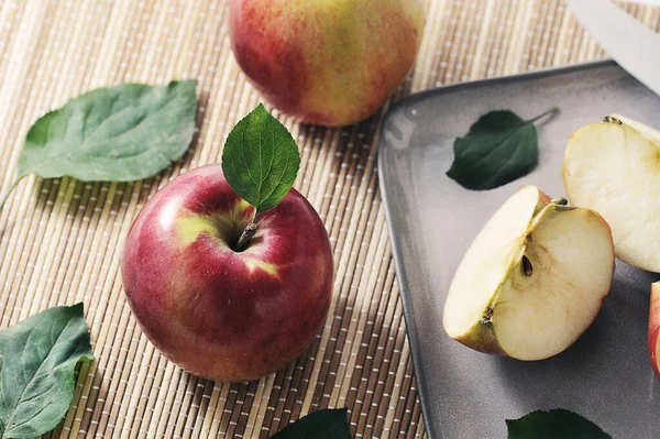 Ripe Red Apples Cut Slices Leaf — Stock Fotó